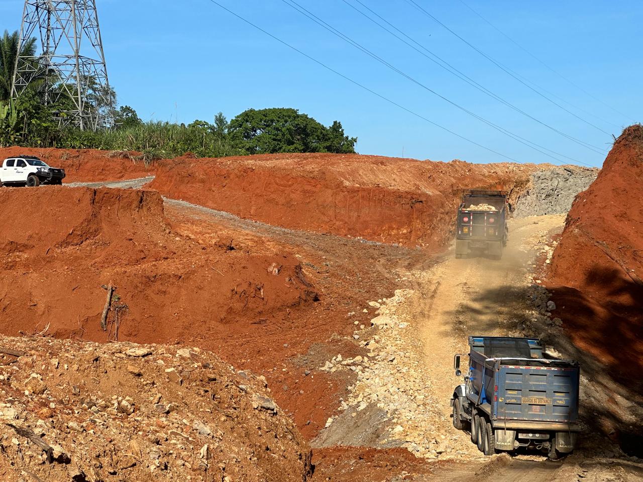 Excavadora de IDCCSA en operación durante proyecto de movimiento de tierra