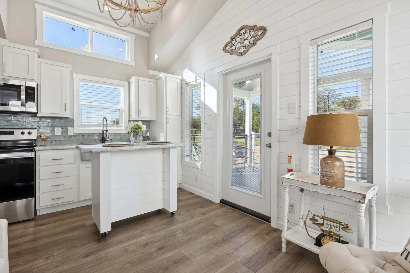 Champion 522A Living Room Interior