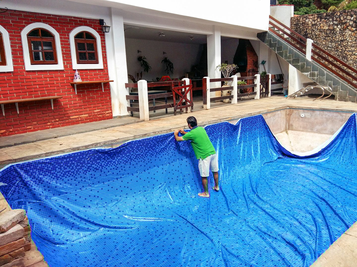 installing vinyl swimming pool - empty