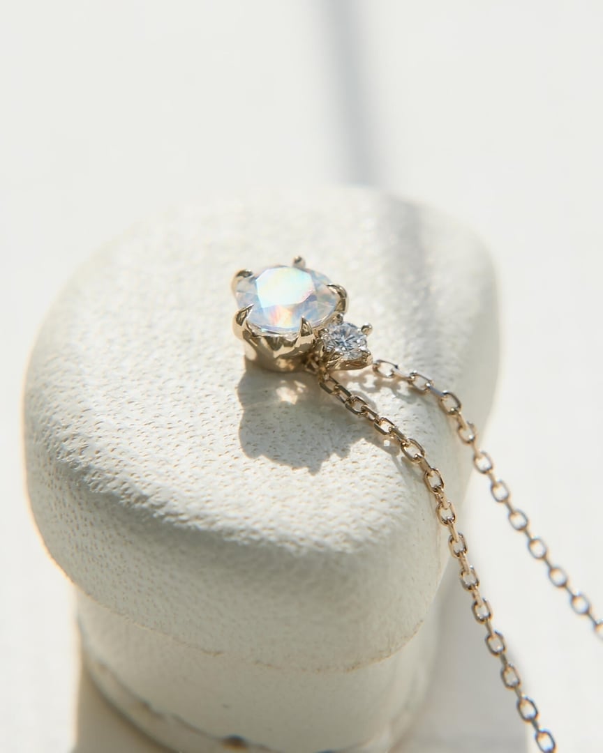 Elegant Colorful Fashion Shiny Women's Necklace with Medium Light _ Modern Handmade Chain with Elegant Shape