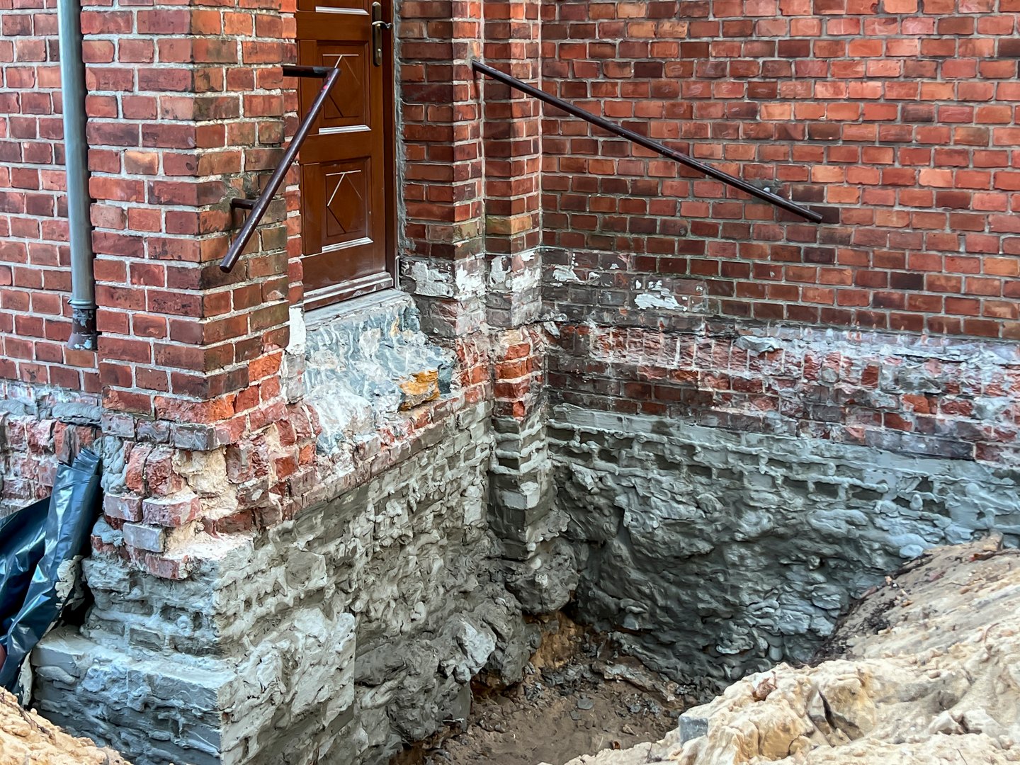 Securing the foundations of existing, old buildings against moisture. Excavation, cleaning, reinforcement of joints, insulation and backfilling with earth.