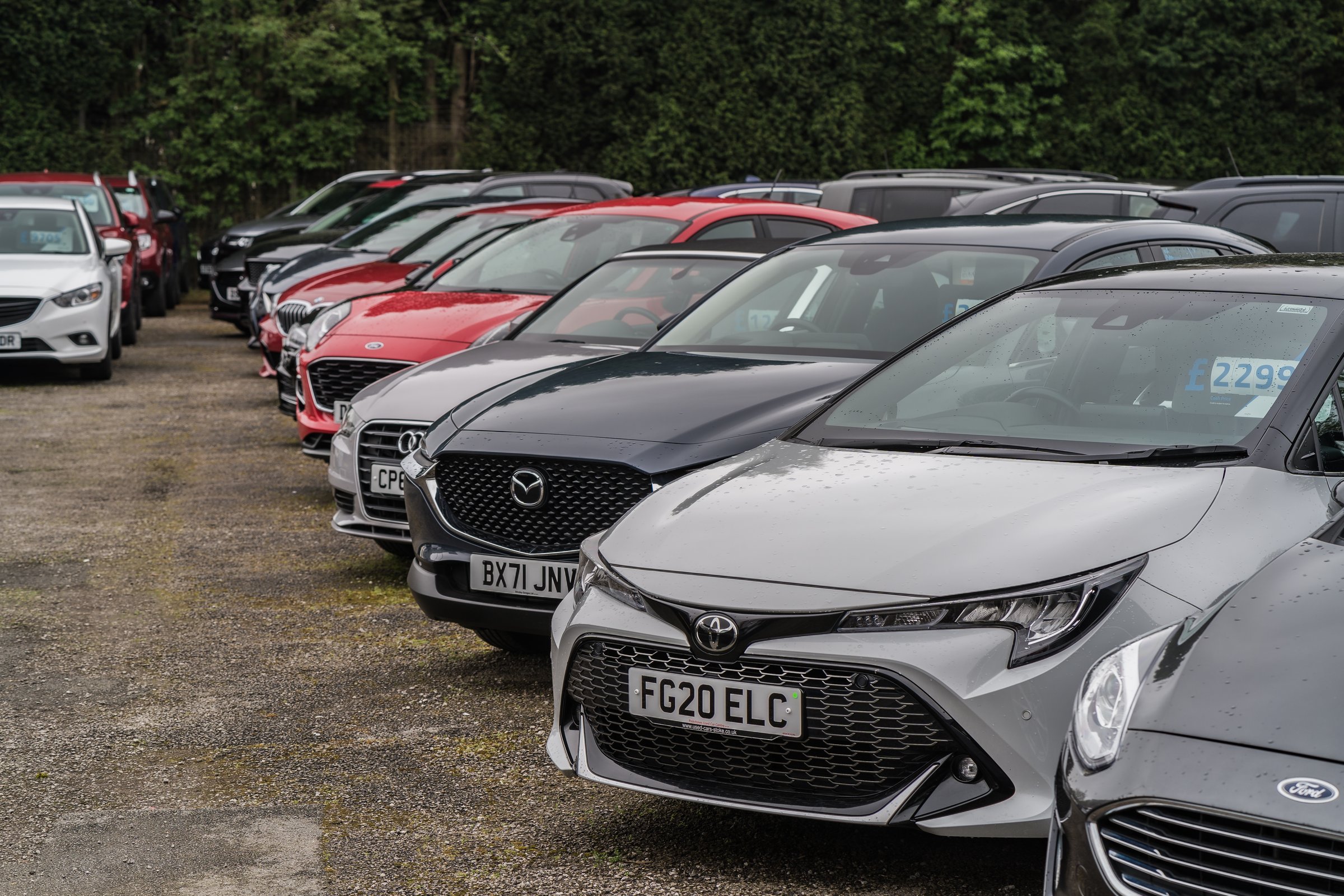 Línea de autos usados certificados en el showroom
