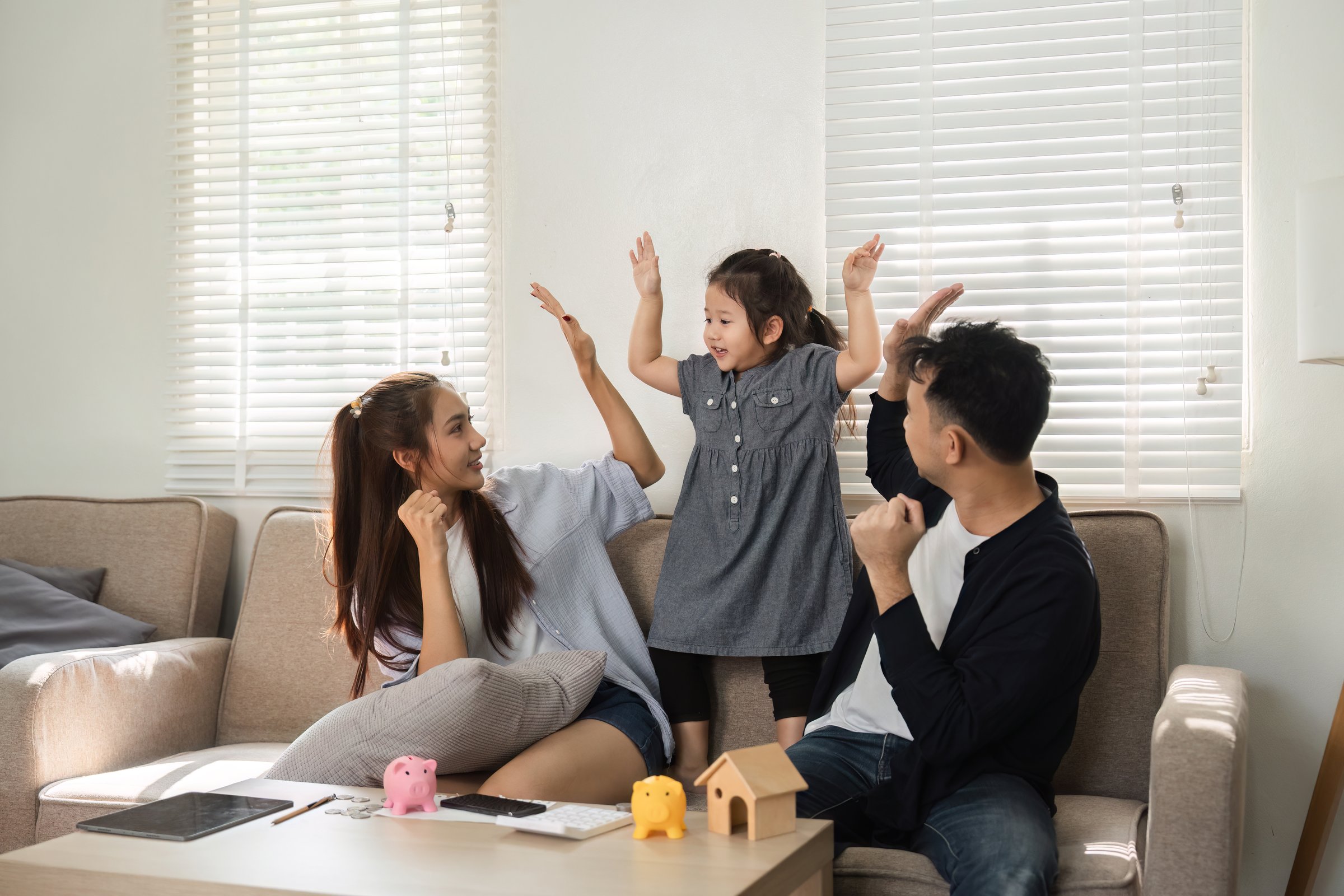 Familia celebrando el ahorro y la responsabilidad financiera