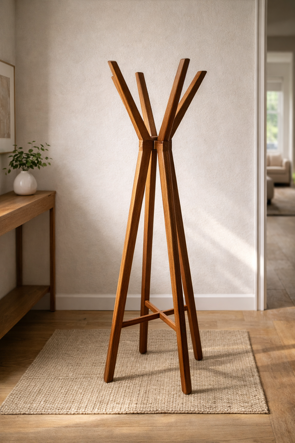 Perchero Tótem estilo nórdico con 4 brazos en V y base tipo trípode con cruceta