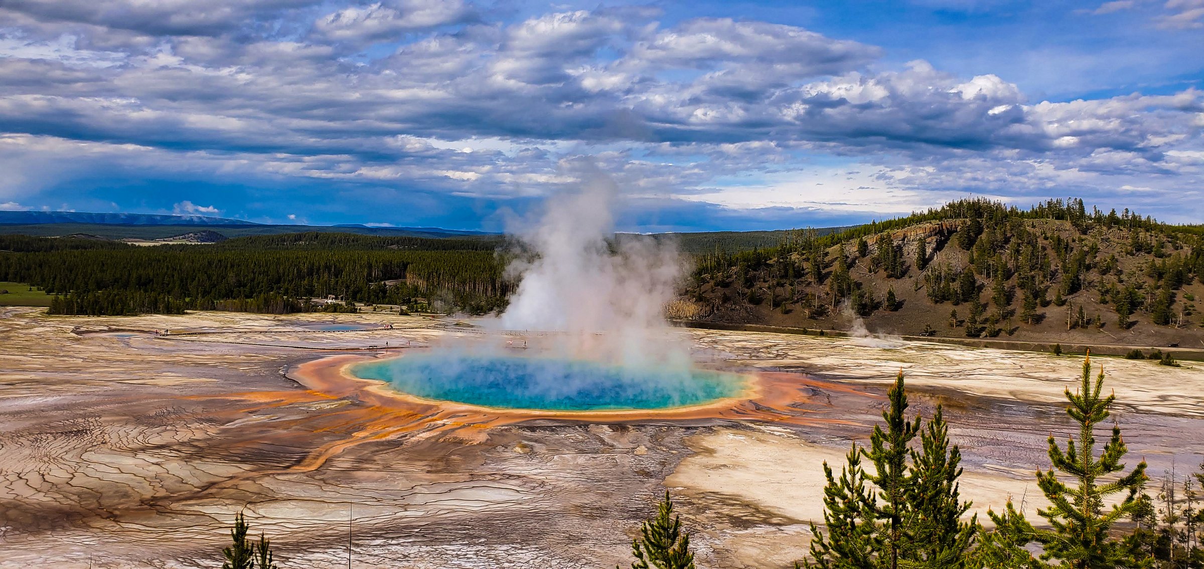 Grand prismatic spring is a hot spring in Yellowstone national Park, Wyoming