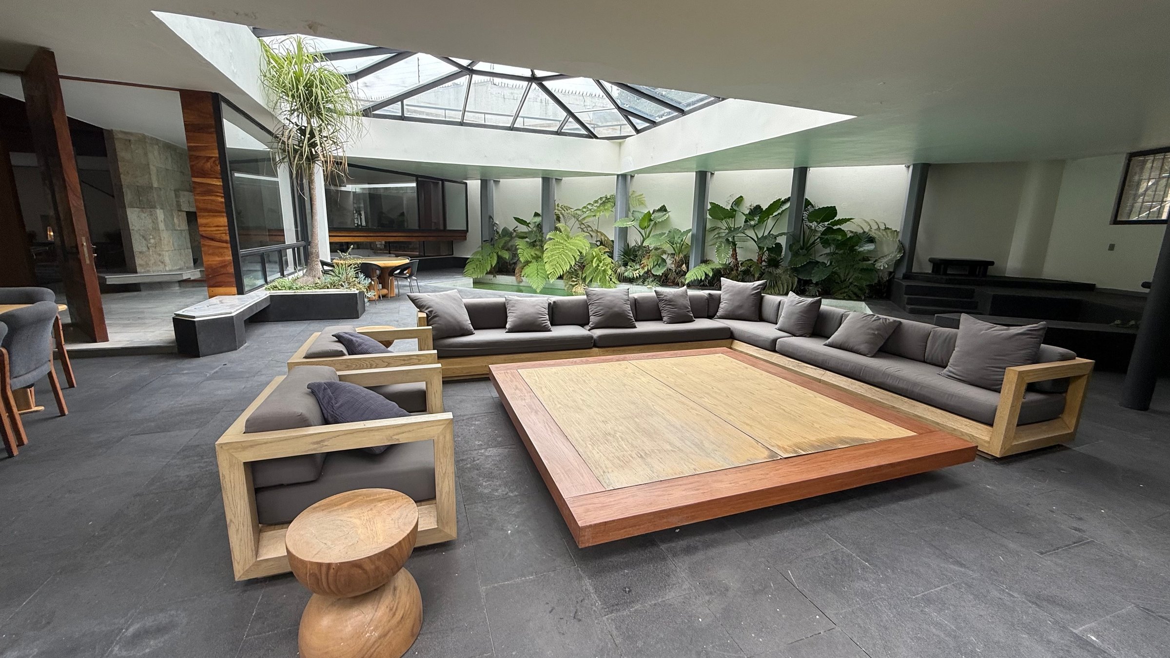 Terraza techada con vistas al jardín