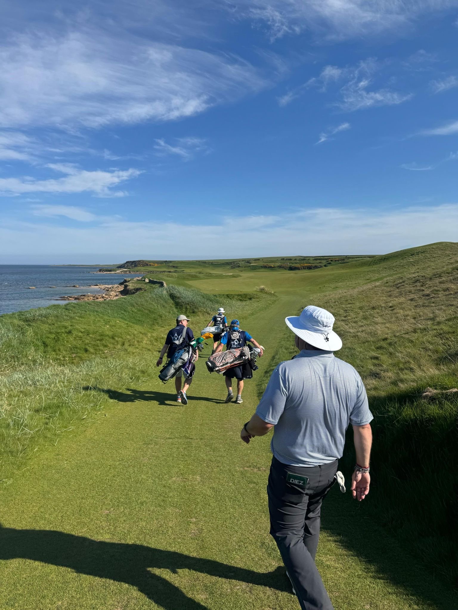 Pareja feliz de viaje en el aeropuerto tomándose una selfie - Viajes Golf Sapiens