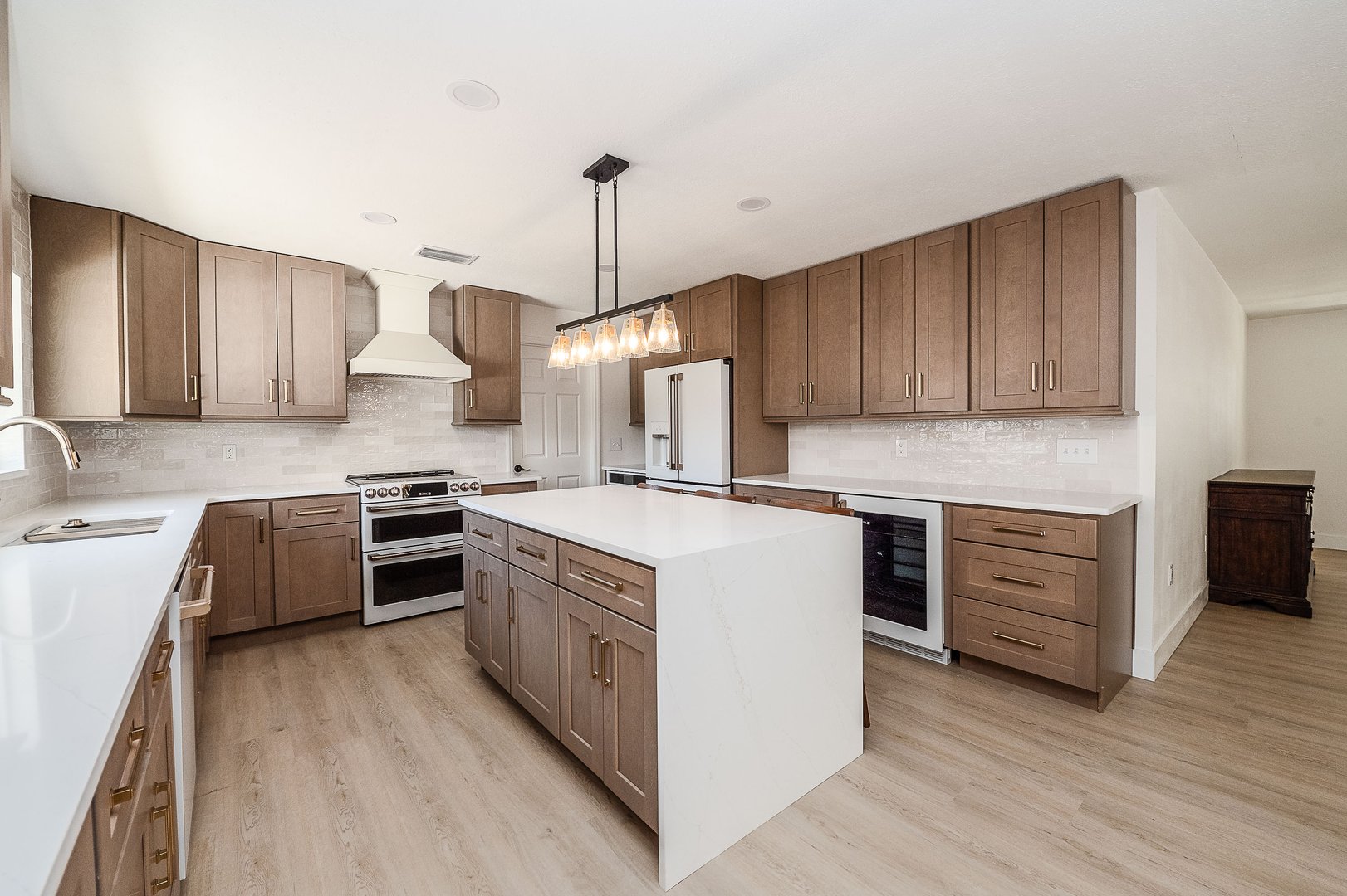 Contemporary kitchen renovation - view 3