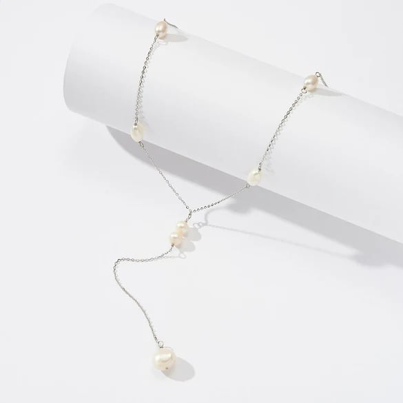 Collier géométrique Y doré porté par mannequin