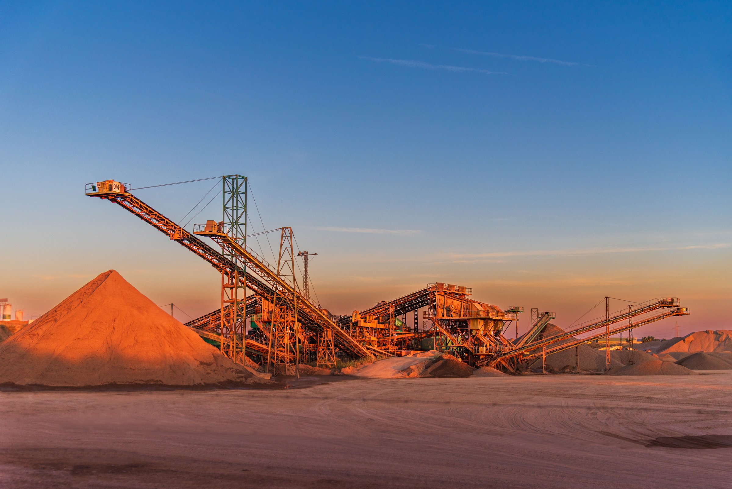 Machinery for gravel processing and classification in a quarry