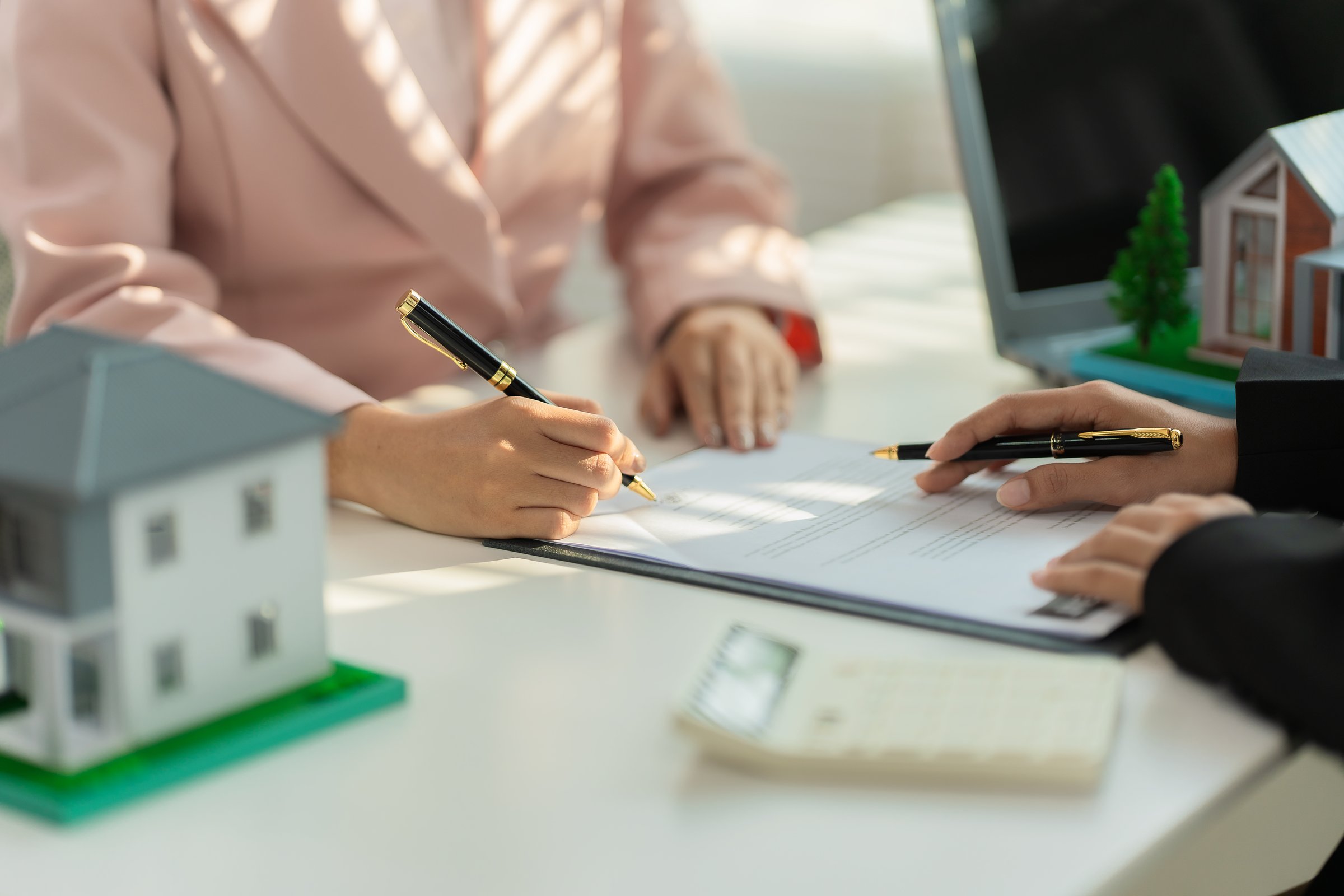 Real estate agents discuss signing a home purchase contract with bank officials, explaining loan interest rates to clients with home purchase contracts or office loans.