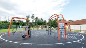 Grande parco giochi con attrezzature moderne