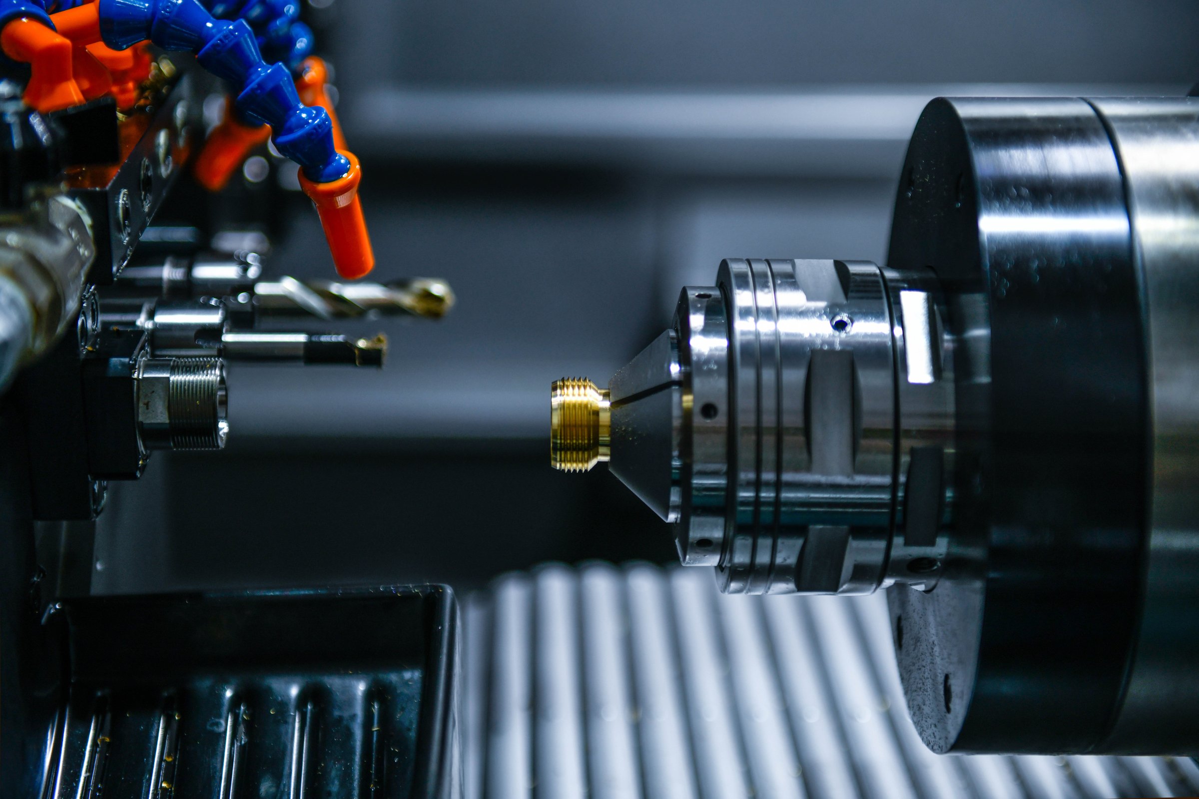 The CNC lathe machine thread cutting the screw metal shaft parts