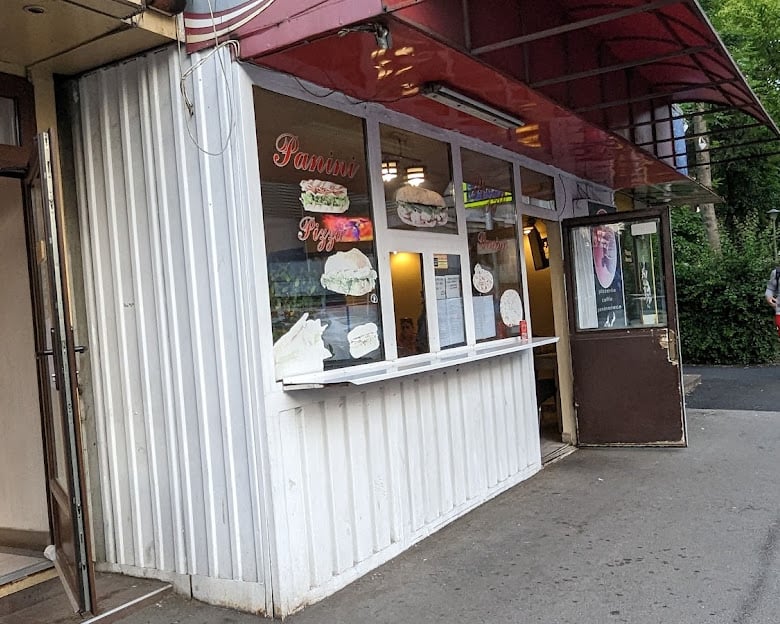 La Mezza Luna Restaurant