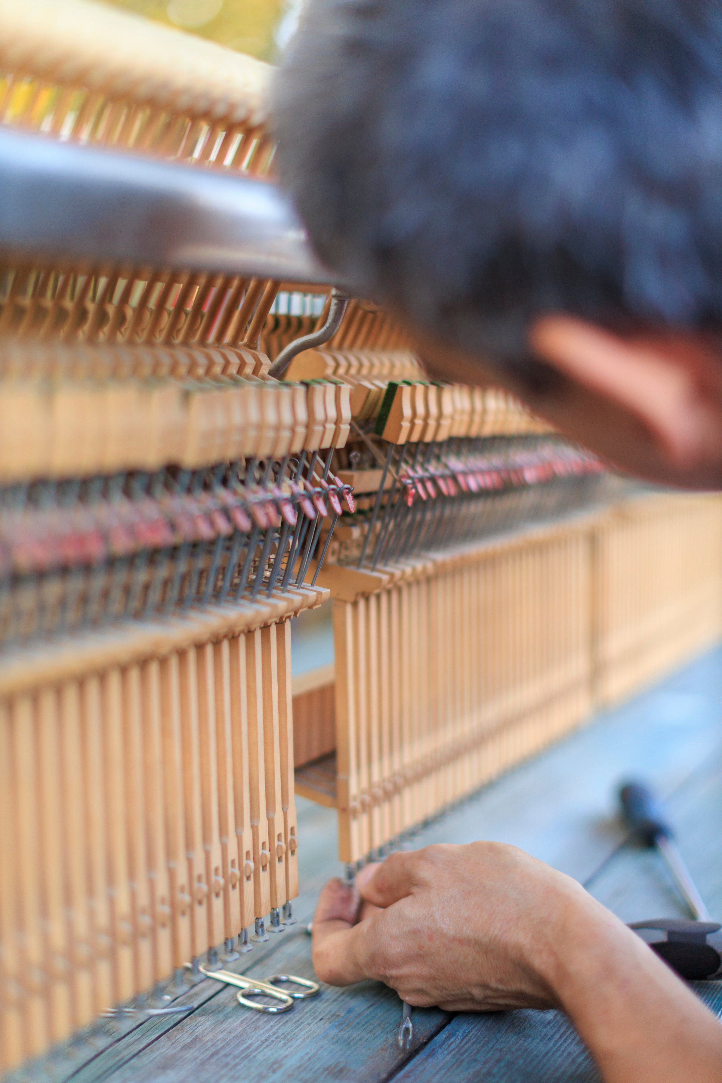 Klavierstimmer bei der Reparatur