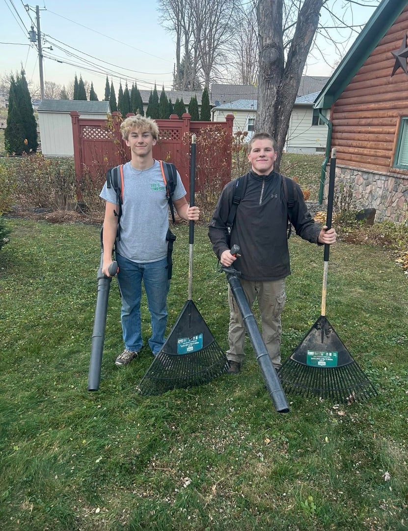 Lee's Outdoor Services team member