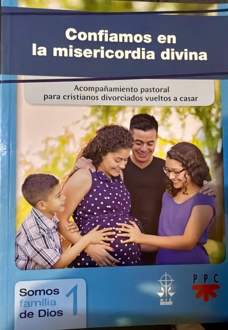 Book cover showing a family with two children, titled Confiamos en la misericordia divina, about pastoral care for remarried Christians.