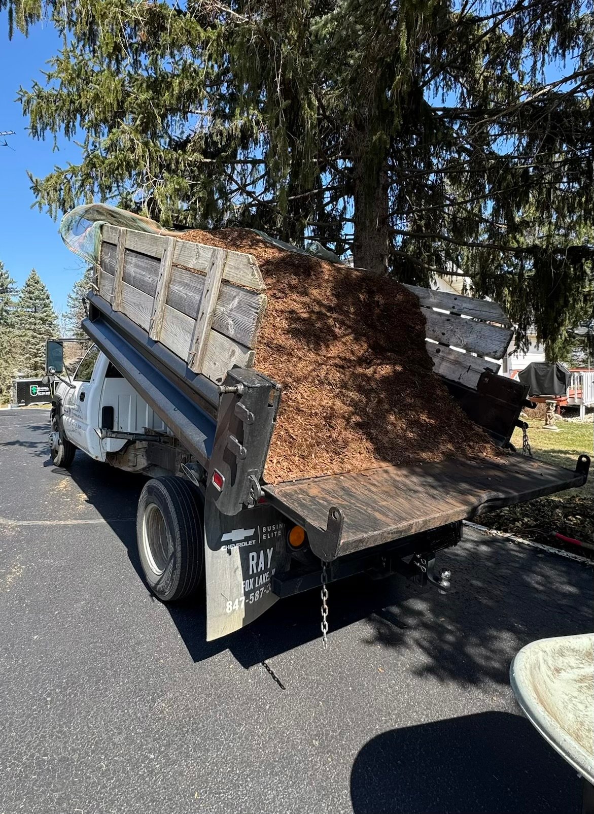 Heredia Landscaping mulching and fertilizing service