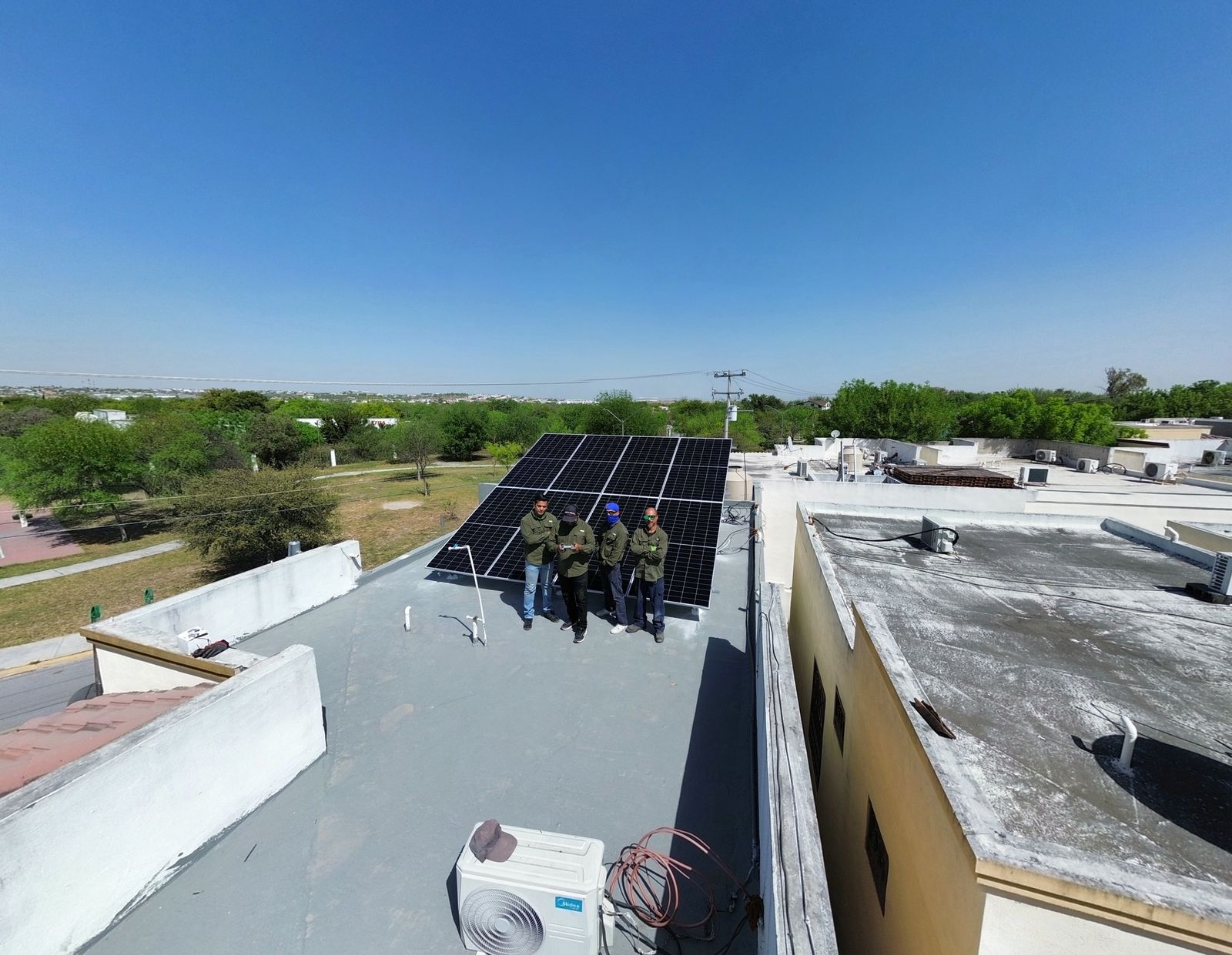 Instalación de paneles solares KYNTRA en techo residencial con técnicos profesionales trabajando
