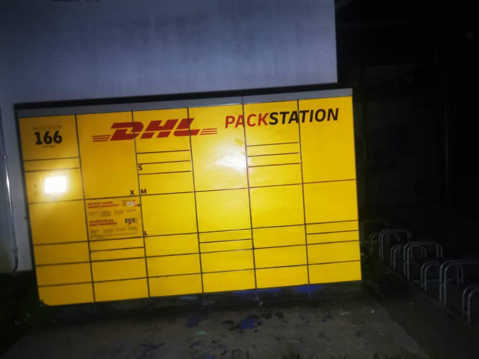 Professionelle Reinigungskraft bei der Arbeit