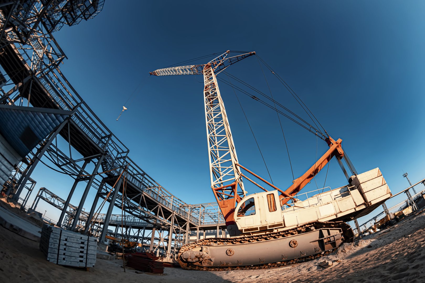 A self-propelled crawler crane is being used for the construction of a new petrochemical complex