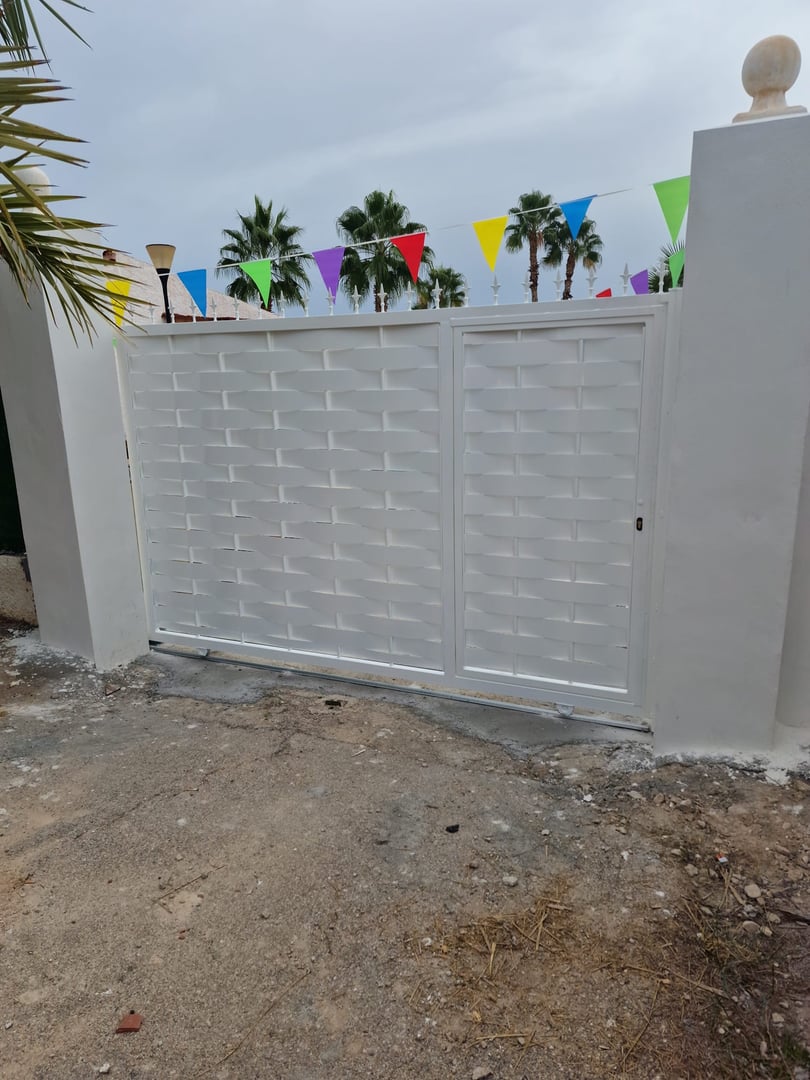Metal gate installation