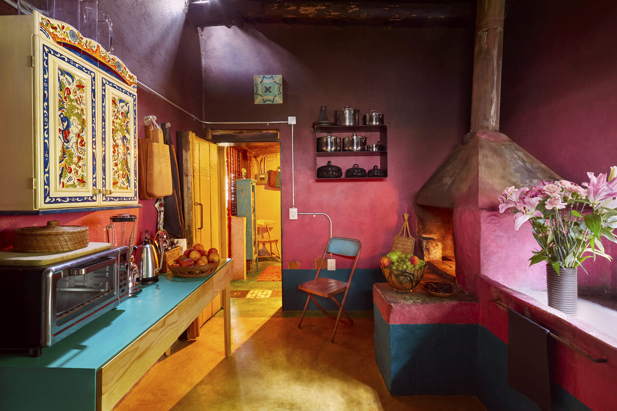 Outdoor bathroom with bamboo wall and tropical plants – AAV Nueva Era