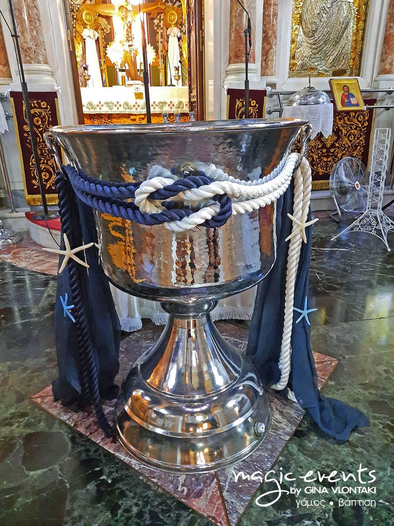 Διακοσμημένη κολυμπήθρα βάπτισης με λουλούδια και κομψά στοιχεία