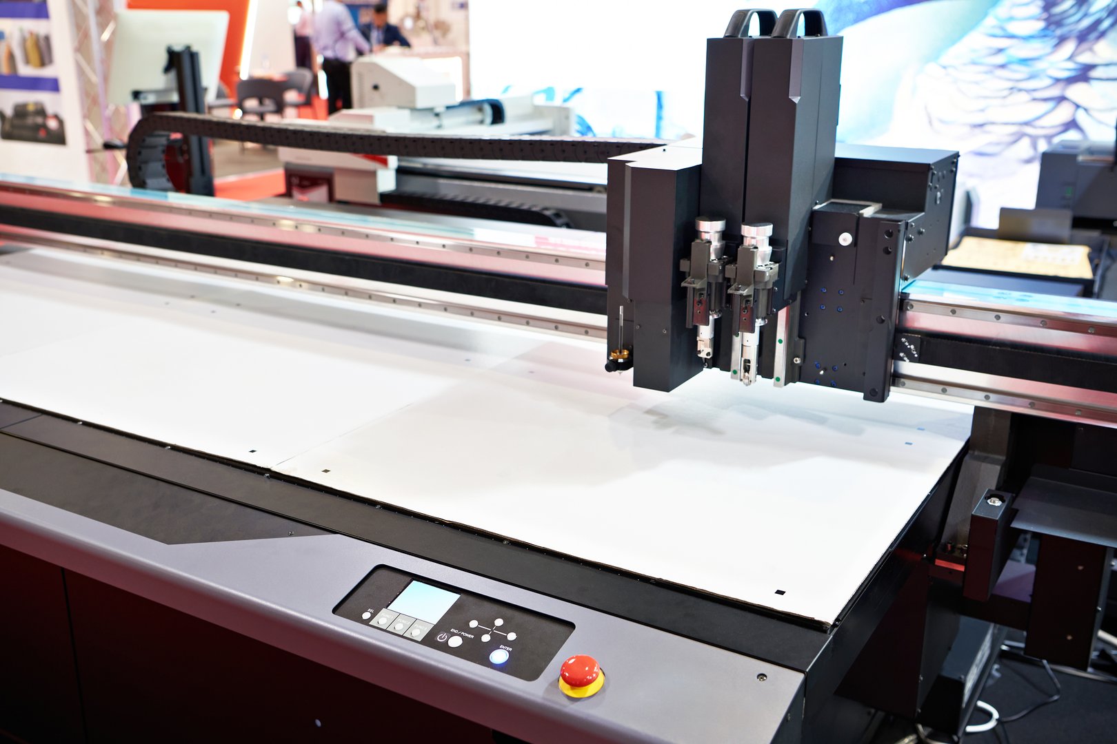 High-end flatbed cutting plotter with control panel