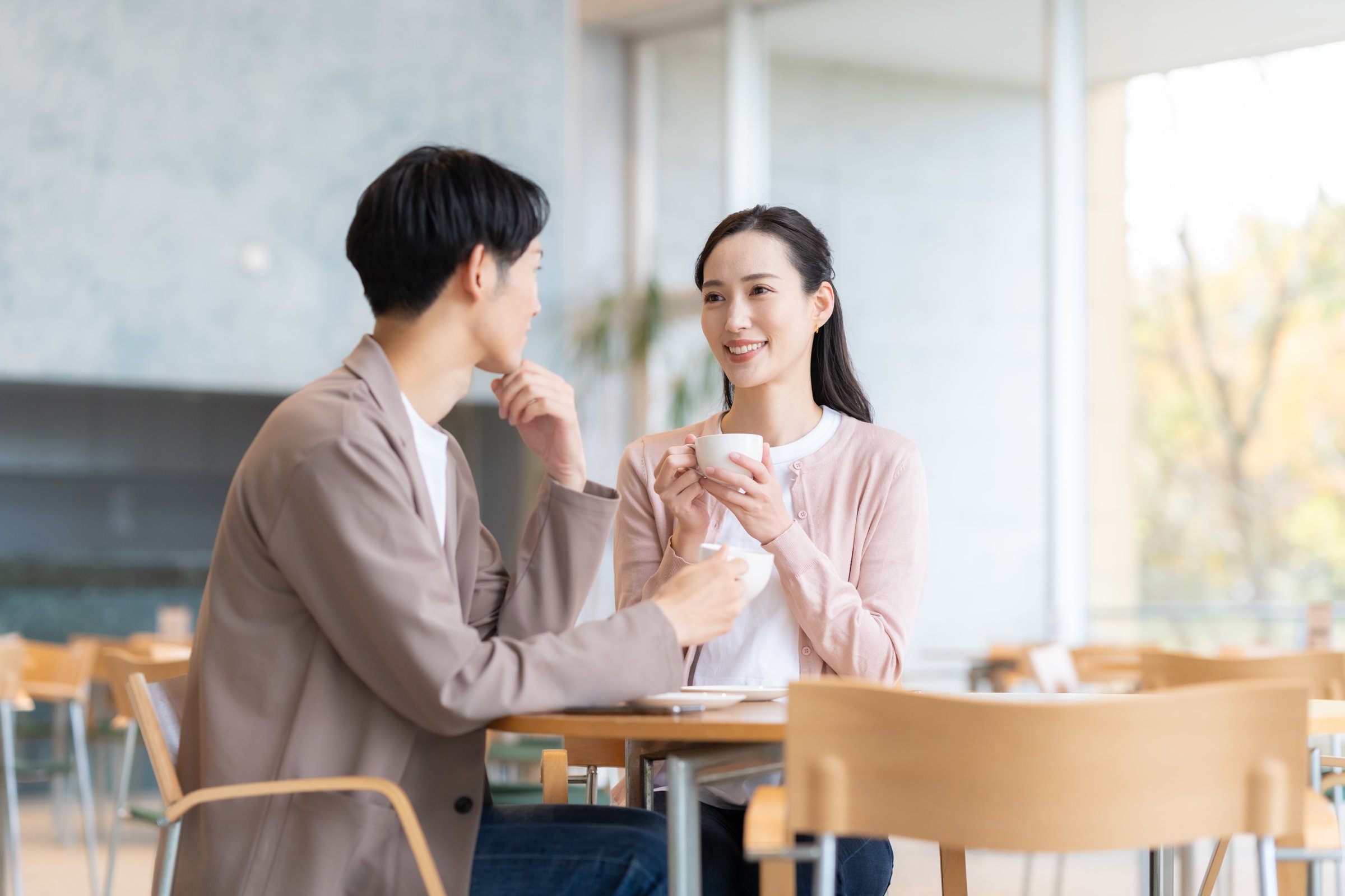 couple on a date at a cafe