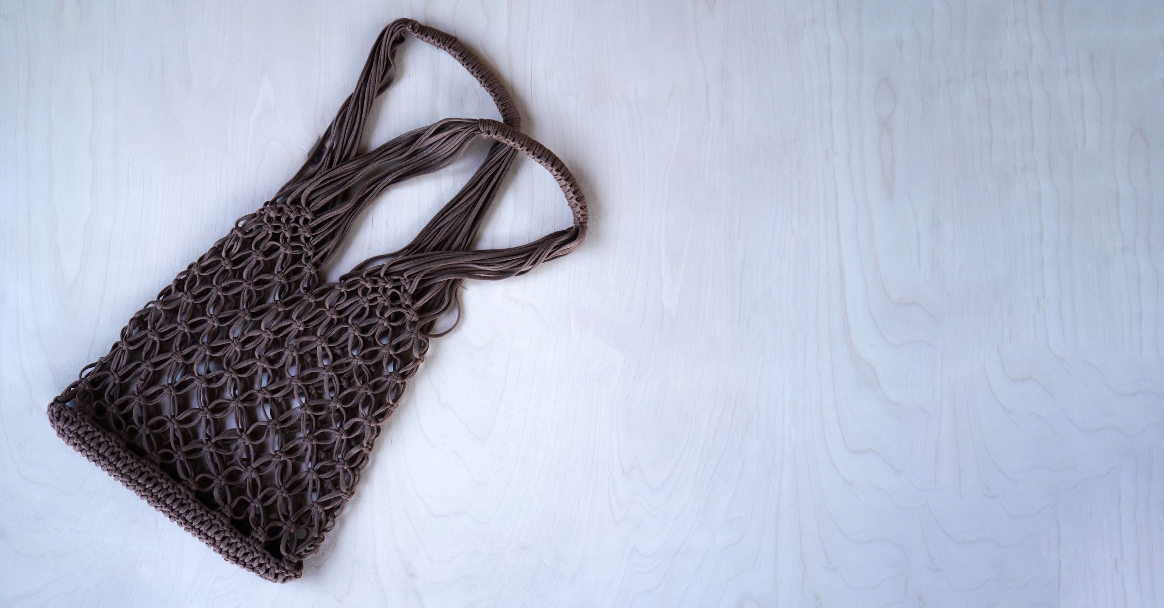Brązowa torebka makramowa