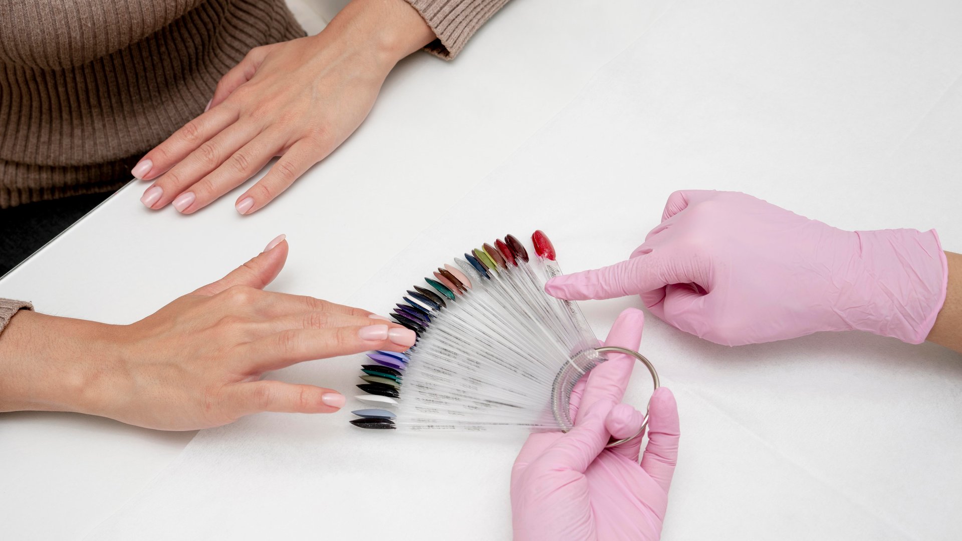 proceso de manicura para el cuidado de las uñas