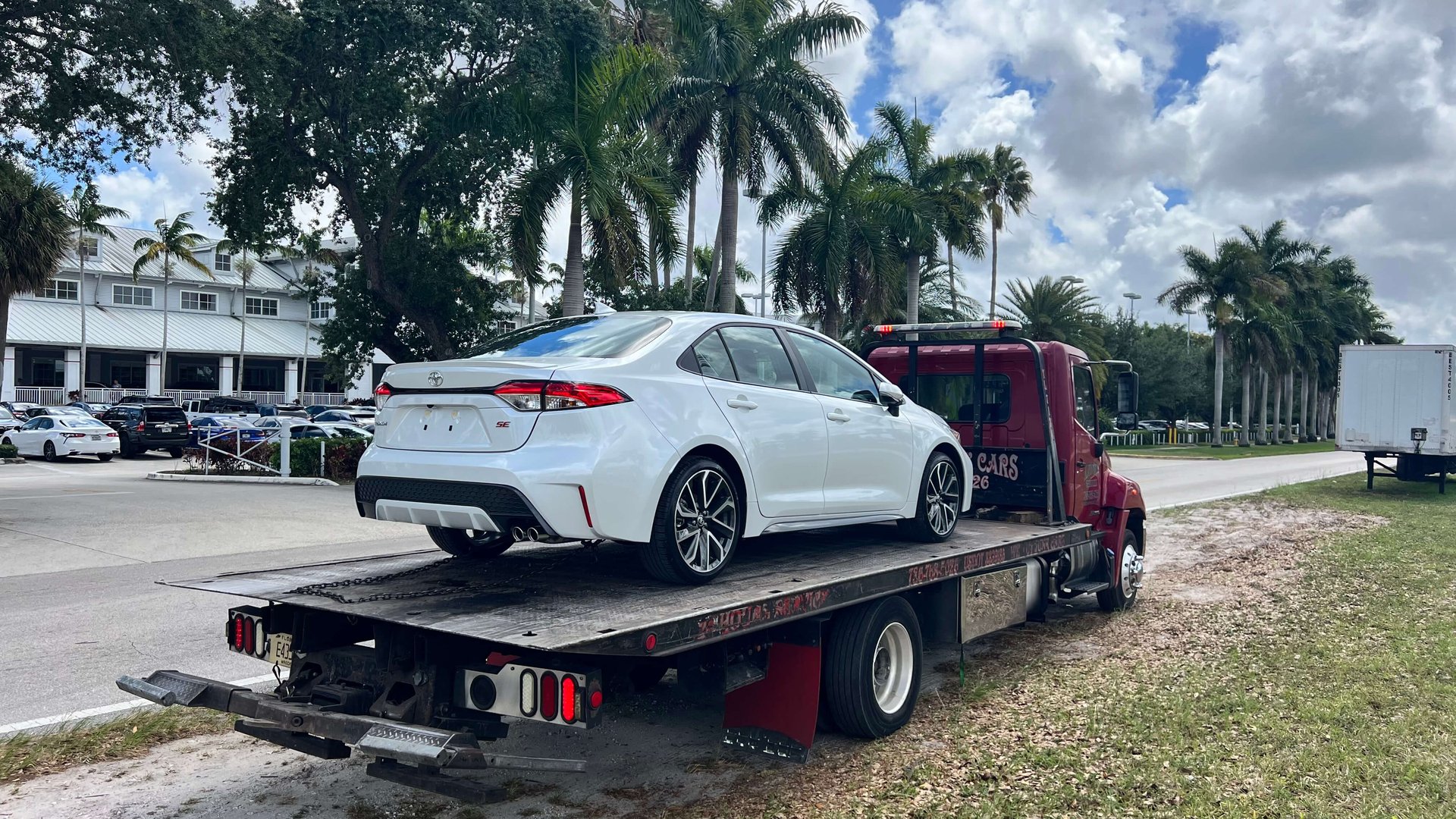 Entrega especial - cliente feliz con su auto nuevo