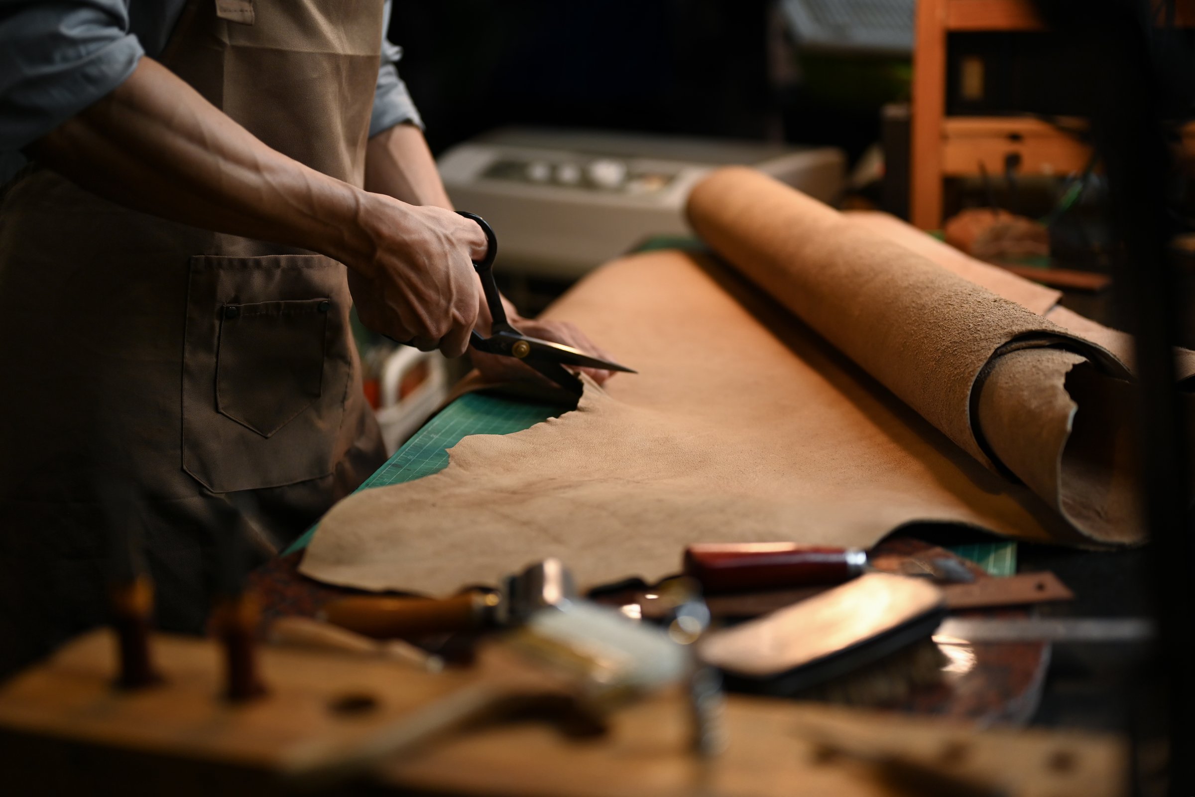 Meisterhaftes Lederhandwerk in der Werkstatt