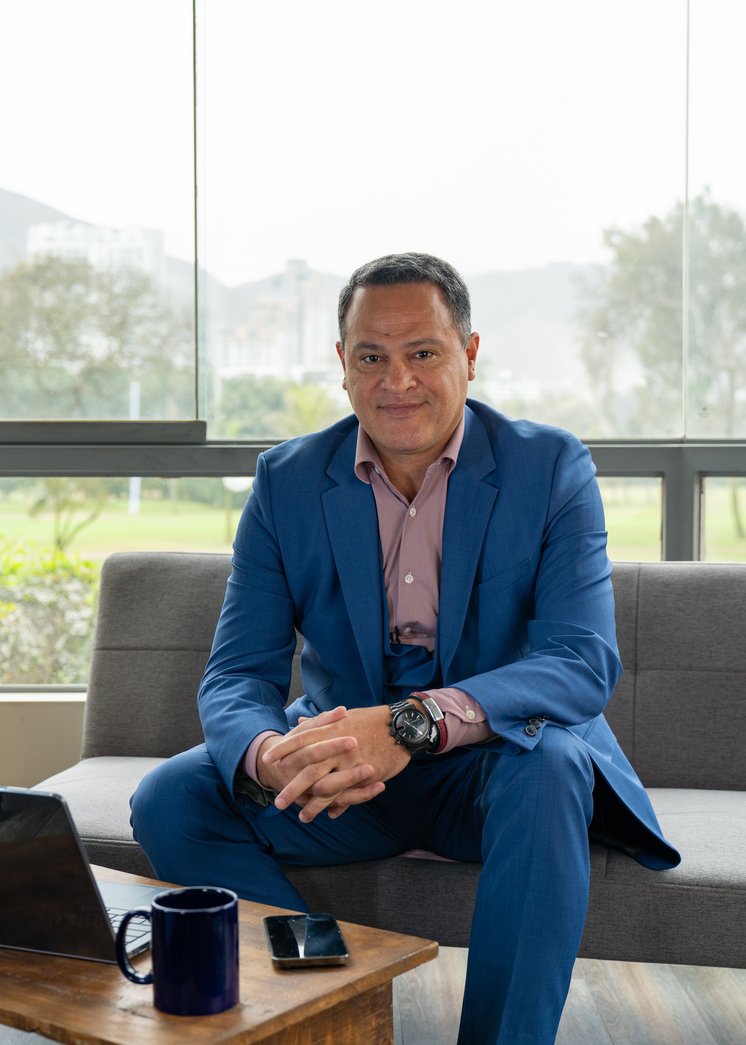 Foto profesional del fundador de JR Capital Advisory