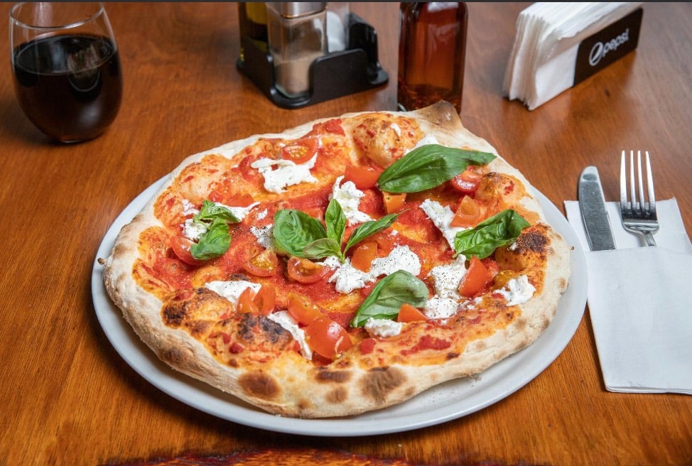 Pizza Margherita cu Burrata