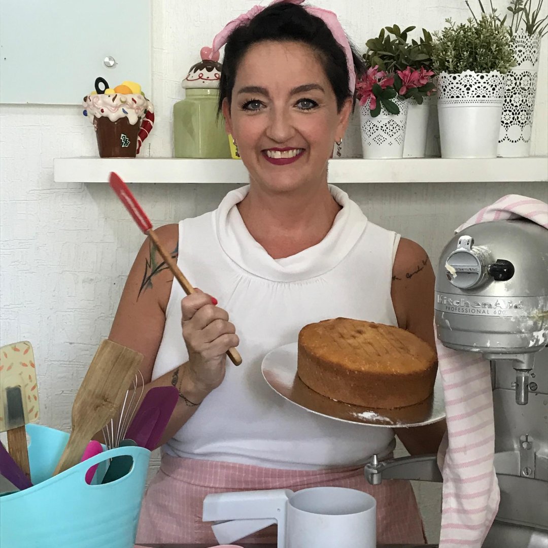Pastel elegante creado por Sukha con decoración artesanal premium y presentación profesional