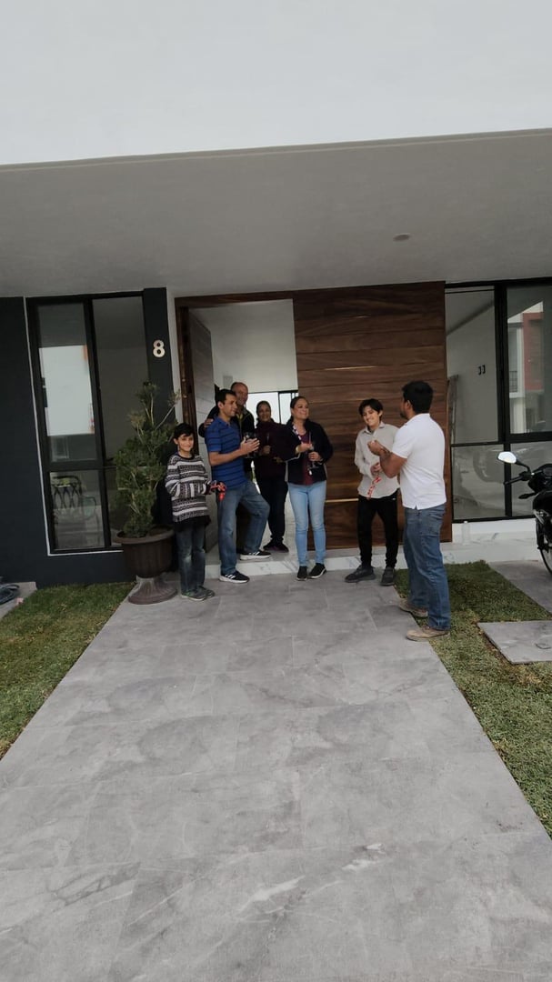 Familia feliz en su nuevo hogar