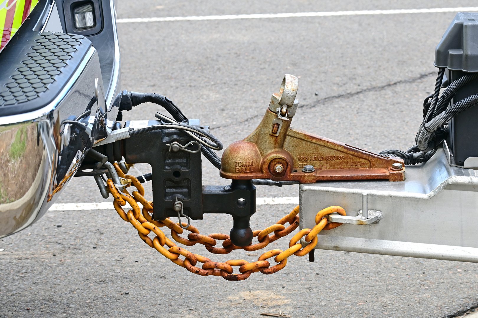 Heavy duty towing hitch with safety chains