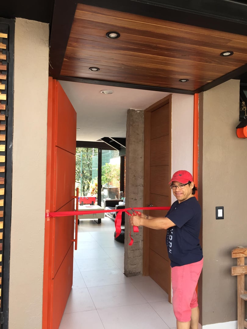 Familia feliz con las llaves de su nuevo hogar
