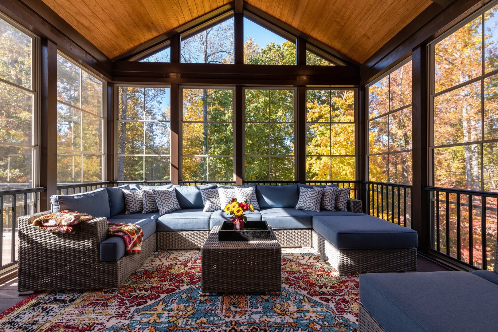 Gezellige veranda met glazen schuifwanden in herfstsetting - comfort in alle seizoenen