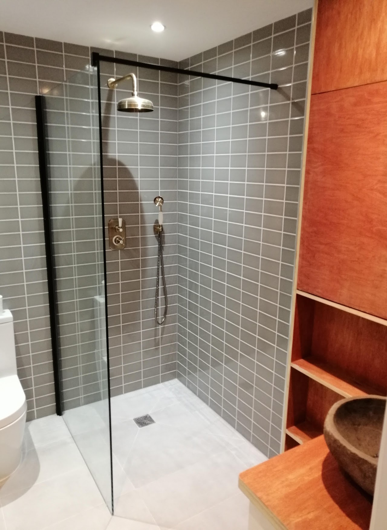 The stylish modern interior features an open floor plan, warm wood minimalist furniture. The spacious living room with a large sofa and sofa lighting creates a cozy atmospere.