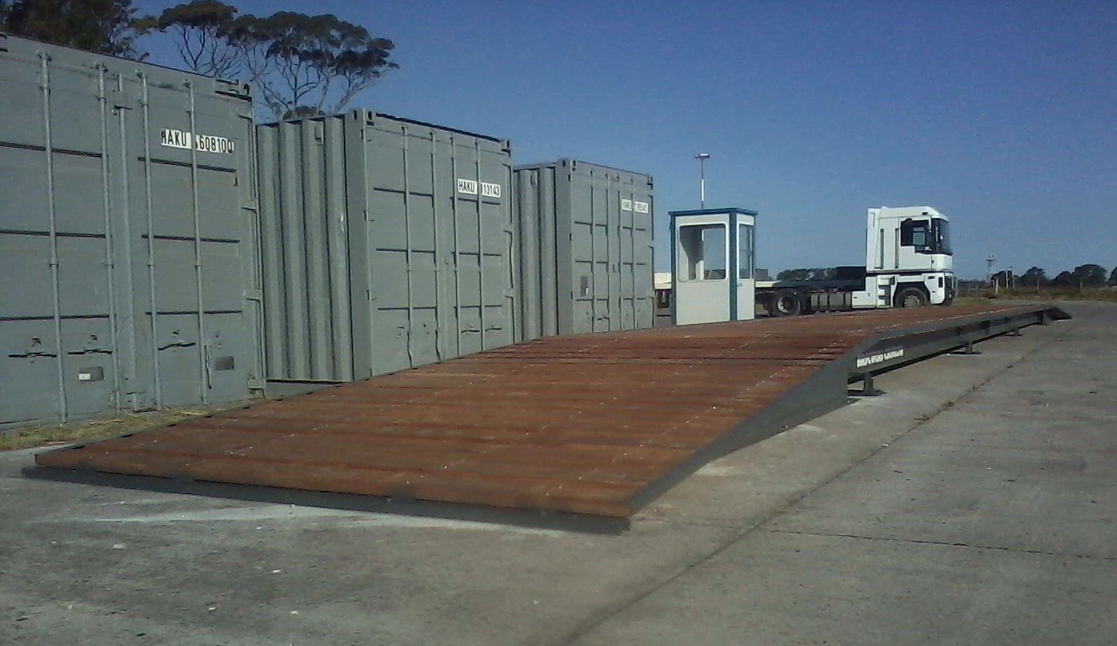 Plataforma de perfiles con cubierta de madera para pesaje de camiones