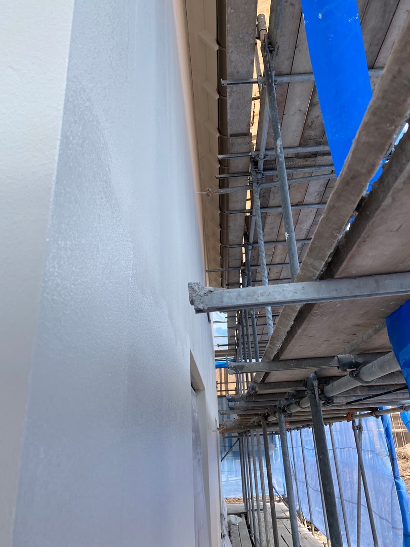 strakke gevel stucwerk oss buitenstucwerk woning renovatie