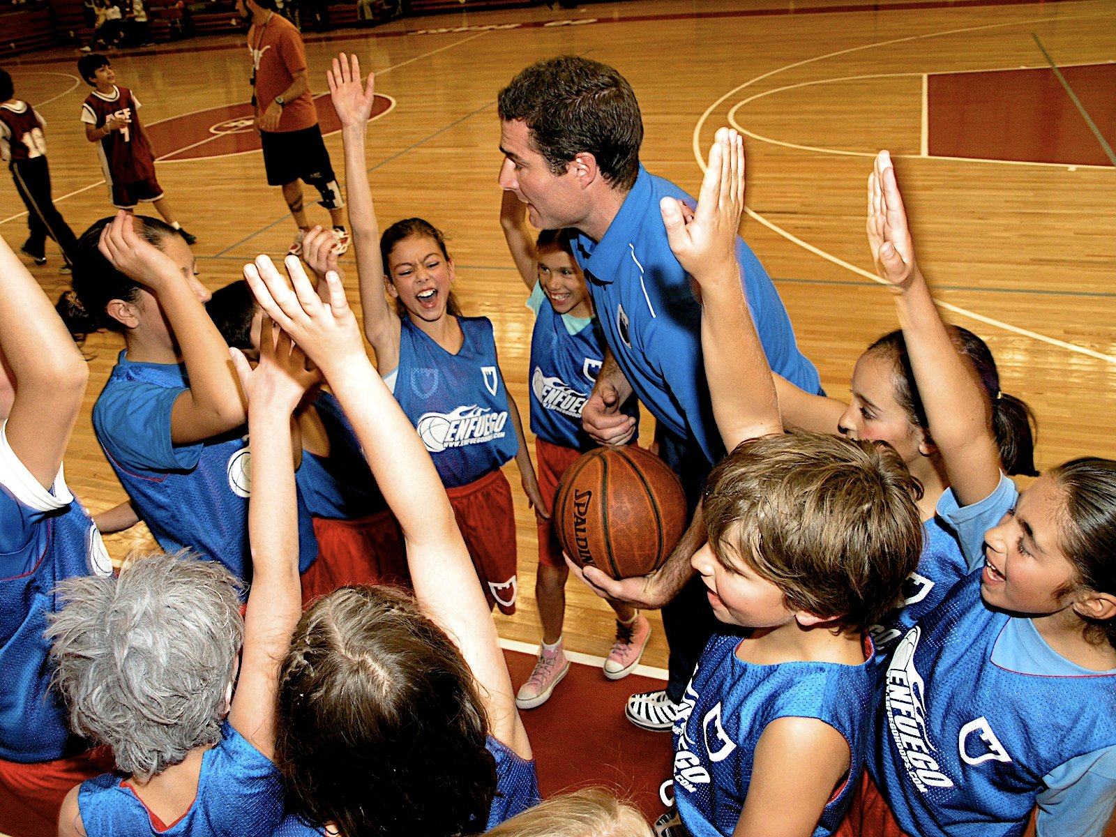 En Fuego Sports youth basketball players in action