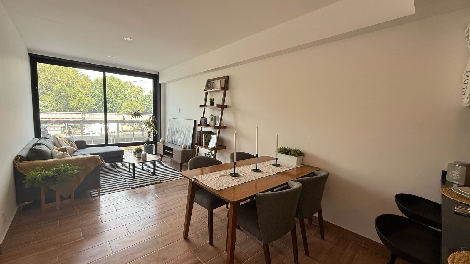 Sala y comedor del departamento con excelente iluminación natural