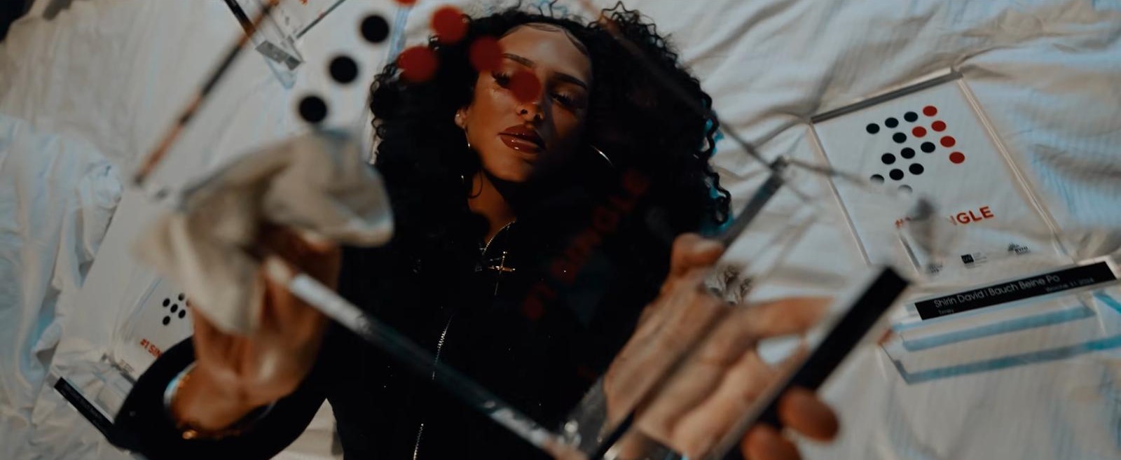 Model Juls im Musikvideo bei Timey