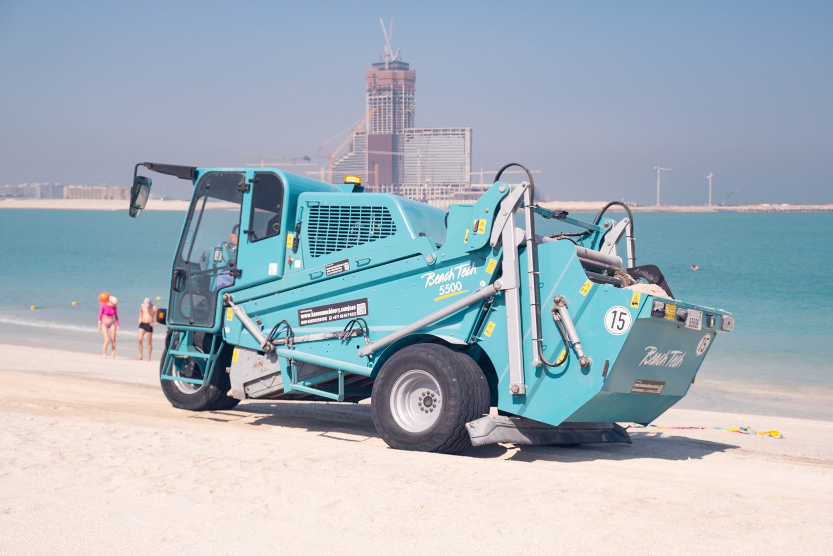 Robot autónomo limpiando la playa recolectando arena y residuos