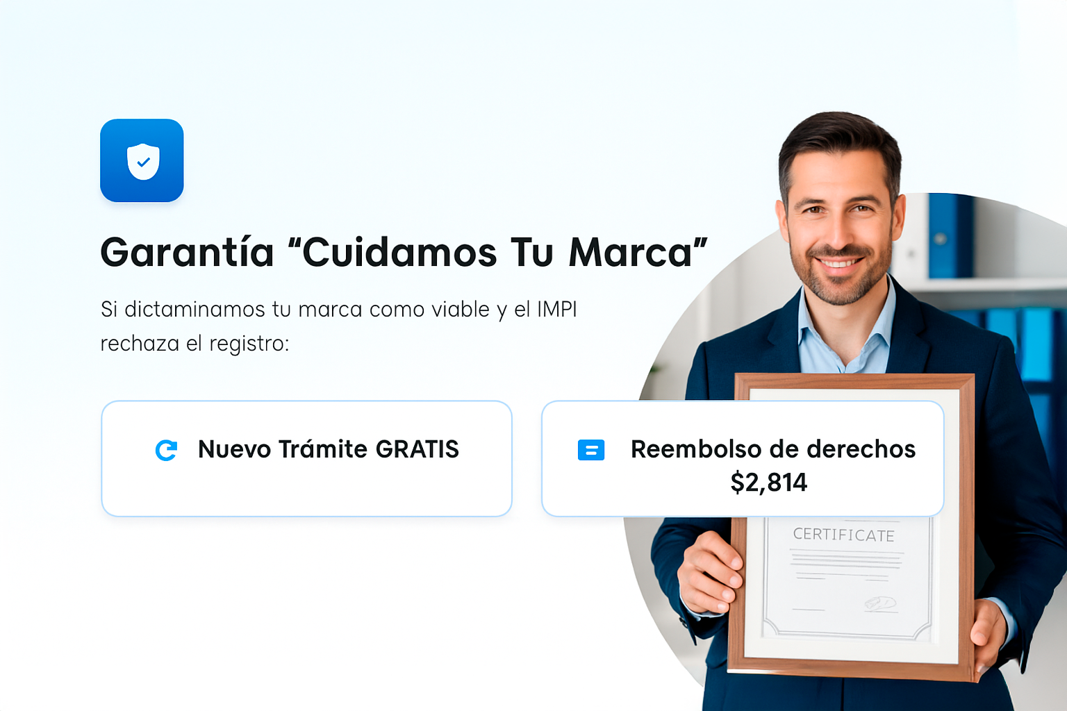 Abogado profesional latinoamericano sonriendo mientras sostiene un documento legal con un sello de marca registrada