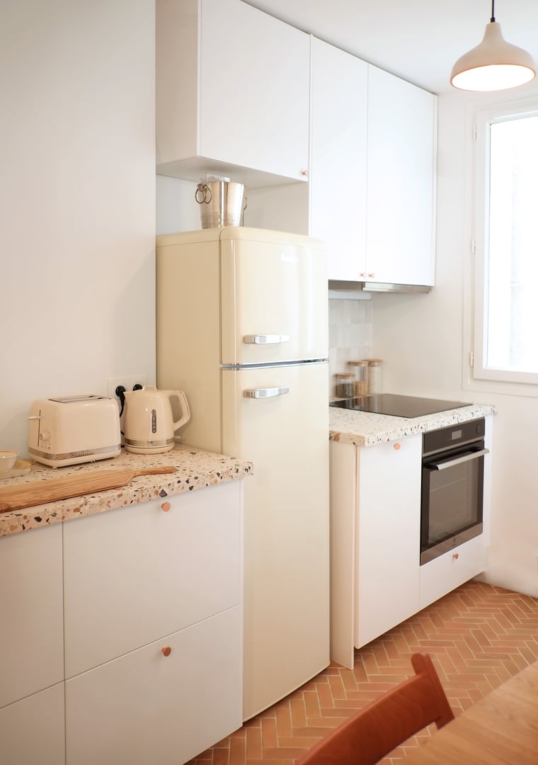 Rénovation appartement Clignancourt - Cuisine moderne avec frigo intégré